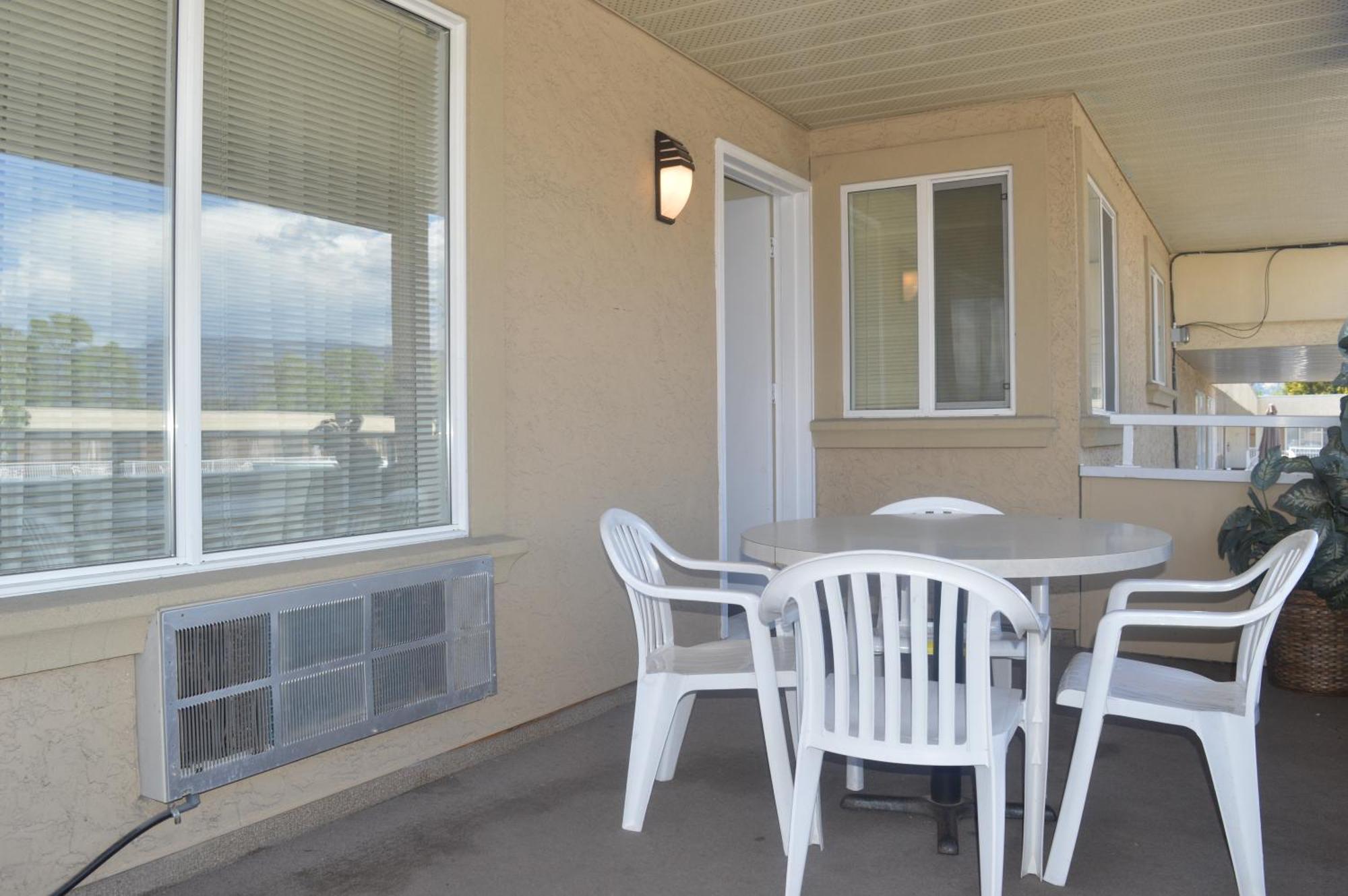 Siesta Suites Kelowna Eksteriør billede