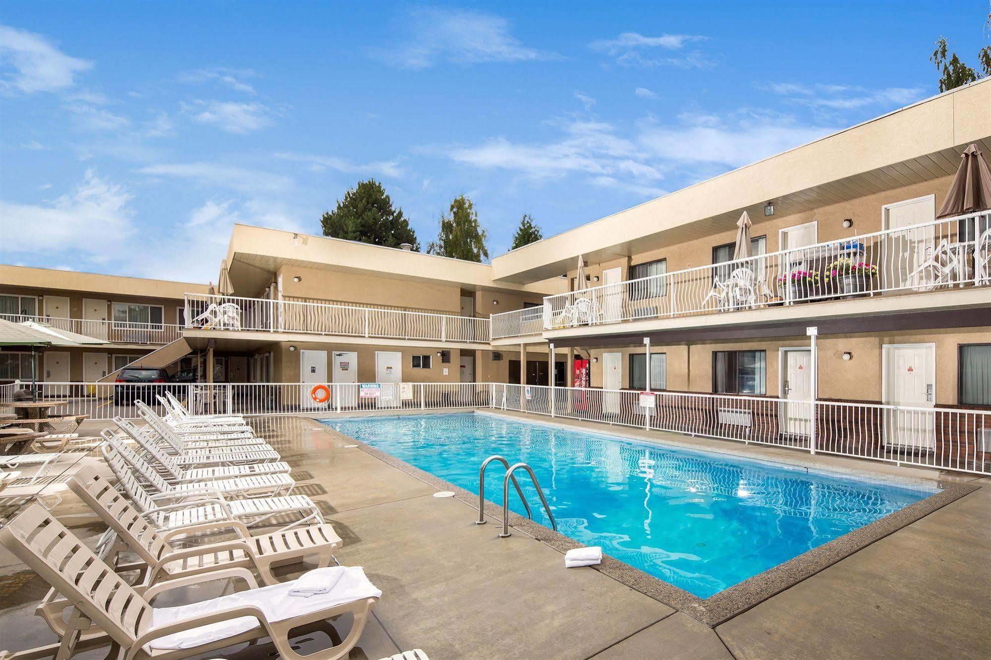 Siesta Suites Kelowna Eksteriør billede